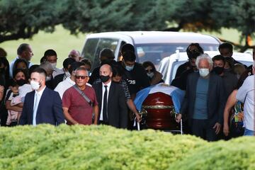 El cortejo fúnebre, que terminó  en el cementerio de Bella Vista, estuvo rodeado de decenas de aficionados. Una caravana de seguidores lo acompañó todo el camino.