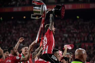 El Athletic ganó la Copa del Rey tras ganar en la tanda de penaltis al Mallorca. Cuarenta años después, los leones levantan su Copa número 24.