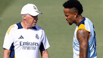 Ancelotti y Militao, en el entrenamiento del Real Madrid.