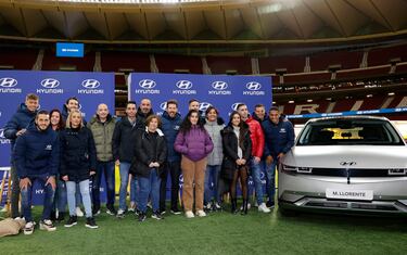 Diez aficionados disfrutarán de una exclusiva noche pernoctando en tiendas de campaña instaladas en el estadio, como ganadores de un sorteo de Hyundai, patrocinador del  Atletico de Madrid. Los jugadores rojiblancos cedieron sus vehículos IONIQ 5 para dotar de energía a diferentes zonas del Eco Camping.