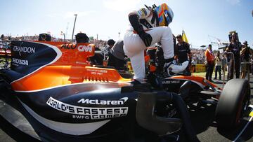 Hungaroring, Budapest, Hungary. .
 Sunday 30 July 2017.
 Fernando Alonso Honda McLaren, exits his car on the grid.
 Photo: Steven Tee/McLaren
 ref: Digital Image _R3I4248 
 FOTO: MCLAREN 
 PUBLICADA 18/08/17 NA MA29 4COL