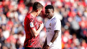 Antonio Raíllo pidiendo a Vinicius que bese el escudo del Mallorca.