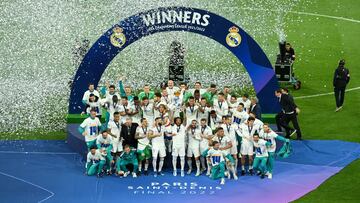 PARIS, FRANCE - MAY 28: Marcelo of Real Madrid lifts the UEFA Champions League trophy after their sides victory during the UEFA Champions League final match between Liverpool FC and Real Madrid at Stade de France on May 28, 2022 in Paris, France. (Photo by Matthias Hangst/Getty Images)