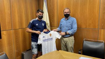 Borja Sainz posa con la camiseta del Real Zaragoza junto al vicepresidente Fernando Sainz de Varanda.