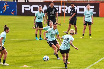 La Selección Argentina realizó su primer y único entrenamiento en Bucaramanga antes de disputar las semifinales de la Copa América Femenina ante Colombia en el estadio Alfonso López.