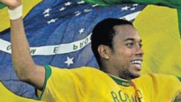 <b>HÉROE EN SU PAÍS.</b> Robinho fue el líder de Brasil y llevó a la selección canarinha a su octavo entorchado en la Copa América.