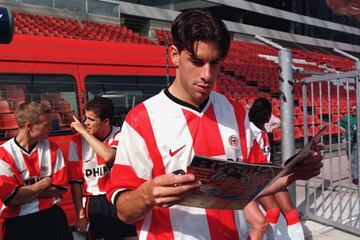 Ruud, acrónimo de Rutgerus Johannes Martinius, llegó al PSV en verano de 1998 tras golear en el Groningen, el conjunto rojiblanco pagó más de 6 millones por él y no defraudó, 30 goles en su primer año. Manchester United, Real Madrid, Hamburgo y Málaga fueron los equipos que disfrutaron de los goles de Ruud.