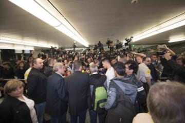 Osama Abdul Mohsen, sus hijos Zaid y Mohamed, los refugiados sirios zancadilleados por una periodista húngara cuando huían de la policía en Hungría, acompañados por el presidente de la escuela nacional de entrenadores de fútbol (CENAFE) en Getafe, Miguel Galán, Mohamed Labrouzi, ciudadano marroquí asentado en Parla, y la alcaldesa de Getafe, Sara Hernández, a su llegada esta noche a la estación de tren de Atocha, Madrid.