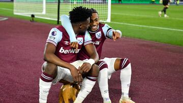 Mohammed Kudus celebra un gol con Crysencio Summerville.