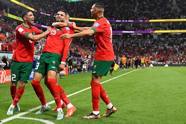 El jugador marroquí Youssef En-Nesyri celebra con sus compañeros de equipo el 1-0 a Portugal. 