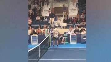 Se saludan en la red tras el partido y pasa esto: ¡tuvo que intervenir el juez!