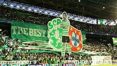 La afición del Sporting picó al Barça con un tifo de Cristiano