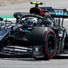 Bottas roba la pole a Hamilton mientras Ferrari da escalofríos