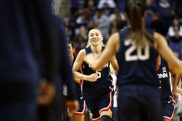 Paige Bueckers #5 of the UConn Huskies 