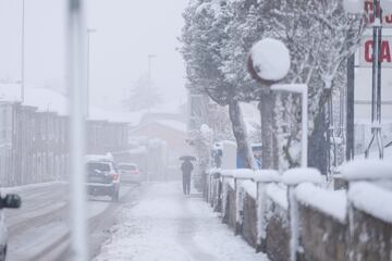 Una persona camina por una calle cubierta de nieve en Cantabria. La Agencia Estatal de Meteorología (Aemet) ha activado en Cantabria las alertas amarilla y naranja por lluvias y nieve, mientras que el Gobierno de Cantabria ha activado la fase de preemergencias del Plan Territorial de Emergencias de la Comunidad (PLATERCANT). Debido al temporal, Cantabria permanece en alerta por la lluvia, con precipitaciones que pueden acumular hasta 80 litros por metro cuadrado; nieve, con espesores que pueden llegar a los 20 centímetros, y viento, con velocidades que superan los 100 kilómetros por hora.