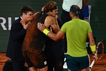 Zverev se torció el tobillo derecho y cayó sobre la arcilla, entre gritos de dolor, al intentar devolver un tiro de drive. Salió en silla de ruedas de la pista para ser atendido y volvió en muletas, con el pie inflamado, para decirle al juez de silla que