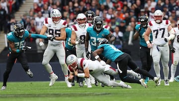 American Football - NFL - Jacksonville Jaguars v New England Patriots - Wembley Stadium, London, Britain - October 20, 2024 New England Patriots' Drake Maye in action with Jacksonville Jaguars' Darnell Savage Action Images via Reuters/Paul Childs