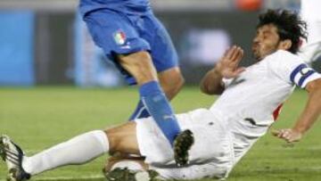 Dos goles en propia meta del milanista Kaladze dieron victoria a Italia