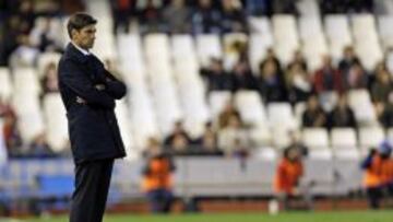 El entrenador del Valencia, el argentino Mauricio Pellegrino, observa el partido ante la Real Sociedad, correspondiente a la decimocuarta jornada de Liga en Primera División, disputado esta tarde en el estadio de Mestalla. EFE/Manuel Bruque