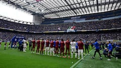 Torino's players make a guard of honor for Inter Milan players before the Italian Serie A football match between Inter Milan and Torino at the San Siro Stadium in Milan,  on April 28, 2024. Inter clinched their 20th Scudetto with a 2-1 victory over AC Milan on April 22, 2024. (Photo by Piero CRUCIATTI / AFP)