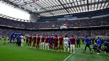Torino's players make a guard of honor for Inter Milan players before the Italian Serie A football match between Inter Milan and Torino at the San Siro Stadium in Milan,  on April 28, 2024. Inter clinched their 20th Scudetto with a 2-1 victory over AC Milan on April 22, 2024. (Photo by Piero CRUCIATTI / AFP)