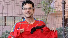 Paco Arriola posa para AS con la camiseta de Albania.