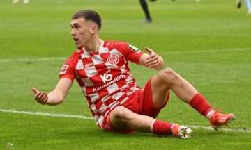 La electricidad hecha futbolista. El virtuoso extremo alemán del Mainz ha sido uno de los descubrimientos de la Bundesliga. Su explosividad en la parcela ofensiva unida a un potentísimo disparo ha hecho que el Bayern haya puesto sus ojos en él. Gruda ha necesitado 28 partidos al más alto nivel para dejar su sello con cuatro goles y tres asistencias, especialmente bueno ha sido su final de temporada con un tanto y un pase de gol en el último partido contra el Wolfsburgo. Por sus dotes futbolísticos ha demostrado poder jugar desde el centro del campo hasta en la delantera, aunque es en banda por su velocidad y visión de juego donde mejor rinde.