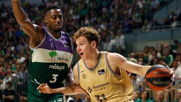 MÁLAGA, 11/06/2023.- El base lituano del Barça Rokas Jokubaitis (d) bota el balón ante Melvin Ejim (i), alero canadiense del Unicaja, durante el tercer partido de las semifinales de los playoff de la Liga Endesa entre el Barça y el Unicaja, este domingo en el Palacio de Deportes José María Martín Carpena de Málaga. EFE/ Jorge Zapata