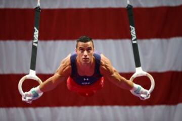 El atleta estadounidense Jacob Dalton durante la competición de gimnasia artística masculina de anillas en Missouri.