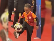 Salvador acompañó a su padre mientras daba declaraciones tras la victoria del Galatasaray.