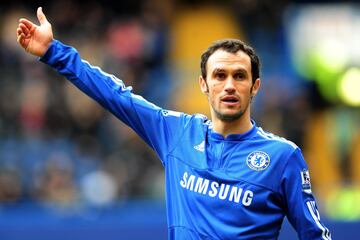 Ricardo Carvalho, defensa central portugués, fue una de las peticiones de José Mourinho cuando llegó al banquillo madridista en el verano de 2010. Había militado en el Chelsea desde 2004, club al que llegó procedente del Oporto a cambio de unos 30M de euros.