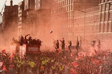 Unos 750,000 seguidores del club inglés llenaron las calles de la ciudad para celebrar la victoria de su equipo de la pasada edición de la Champions League tras vencer en el Wanda Metropolitano al Tottenham en la final.