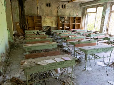 Pripyat era una ciudad dormitorio para los trabajadores de la central nuclear de Chernóbil, situada a poco más de tres kilómetros de la población. La madrugada del 26 de abril de 1986 tuvo lugar el accidente nuclear más grave de la historia cuando explotó el reactor número 4 de la central. La evacuación de la ciudad se produjo día y medio después y, supuestamente, la población se iba para tres días, pero no pudieron regresar jamás.  