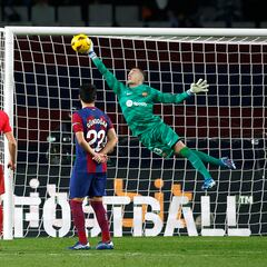Why is Ter Stegen not playing for Barcelona against Antwerp in UCL?
