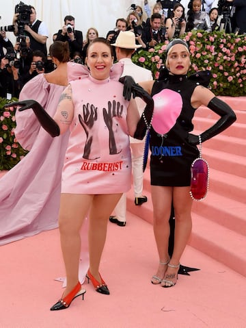 La guionista, directora y actriz Lena Dunham y la actriz Jemima Kirke.