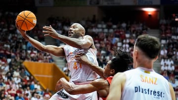 Kenny Hasbrouck (Hiopos Lleida) entra a canasta ante el B¨¤squet Girona.