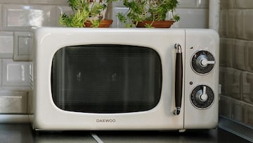 Expertos señalan que calentar el agua en el microondas puede ser mala idea: “Poca gente lo sabe”