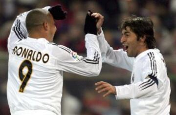 La 'doble R' Raúl-Ronaldo celebran uno de los goles logrados en 2005 al conjunto rojiblanco.