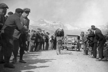 Con 5 Tour de Francia conseguidos, Luxemburgo se posiciona en el sexto puesto de países con más competiciones. La primera victoria de un ciclista luxemburgués fue en el año 1909, donde François Faber se coló entre tanto dominio francés durante aquella época. Pero uno de los deportistas más laureados de su país fue Nicolas Frantz, quien consiguió el Tour dos años consecutivos (1927 y 1928). Además, fue campeón de Luxembrugo durante doce años seguidos. Tras su retirada, se convirtió en director deportivo, teniendo bajo sus órdenes al ciclista luxemburgués Charly Gaul, quien logró el Tour en el año 1958. Se sumó a la lista en 2010 Andy Schleck, que se proclamó campeón tras la descalificación al español Alberto Contador por dopaje. Cuatro años más tarde, el ciclista luxemburgués anunció su retirada del ciclismo debido a una lesión de rodilla.