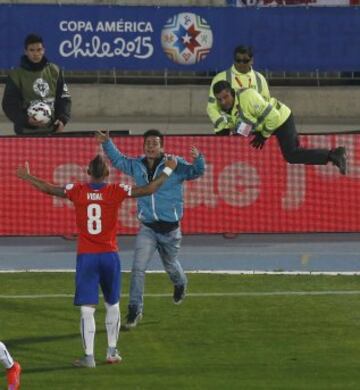 Un seguidor salta al terreno de juego durante el partido de Copa América entre Chile y México.
