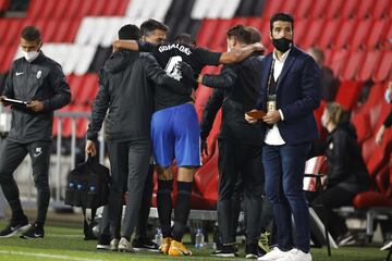 Lesión de Maxime Gonalons. El jugador francés del Granada fue sustituido.