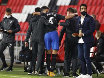 Lesión de Maxime Gonalons. El jugador francés del Granada fue sustituido.