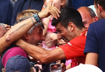 El serbio Novak Djokovic celebra su 23º Grand Slam tras ganar al noruego Casper Ruud por 7-6 (1), 6-3 y 7-5. En la foto, Djokovic celebra el título con su entrenador, Goran Ivanisevic. 