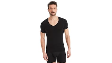Esta camiseta interior antisudor ligera evita las manchas en la ropa