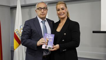 Alejandro Blanco y Lydia Valent&iacute;n, con el el libro. 