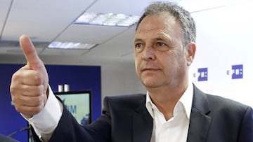 Caparrós renueva por un año
