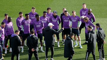 Vinicius gives a talk to the players before training with the public in Valdebebas.