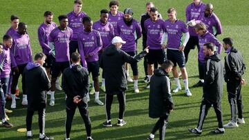 Vinicius da una charla a los jugadores antes del entrenamiento con público en Valdebebas.