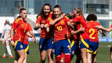 Irune Dorado, Silvia Cristóbal y Rosalía celebran el gol de Claudia Barrios para La Rojita.