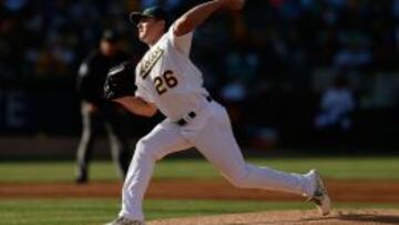 El pitcher Scott Kazmir durante su &uacute;ltimo partido con su ex-equipo, Oakland Athletics.